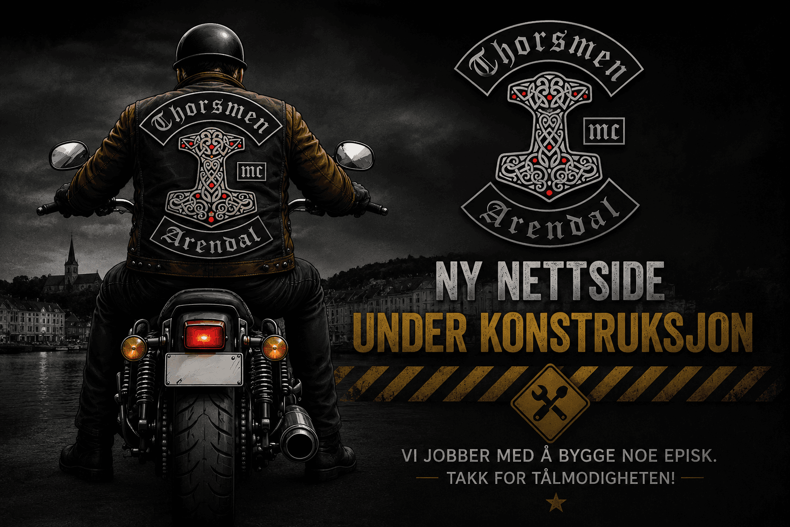 Bilde som viser mann på motorsykkel, med ryggemerker på mc-vesten som viser logen til Thorsmen Mc Arendal, logoen er topp bue bendt nedover med Thorsmen inni, sentermotiv med norrønsk hammer motiv med 7 priker som symboliserer de tidligere konger i Thailand, hvor klubben har sitt opphav fra, underbuen er bendt oppover med Arendal inni